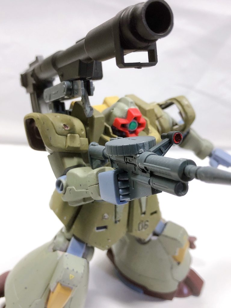 副兵装として取り回しのいいザクマシンガンにすることでキャノンの砲撃合間を埋めて中距離で火力を発揮できるように