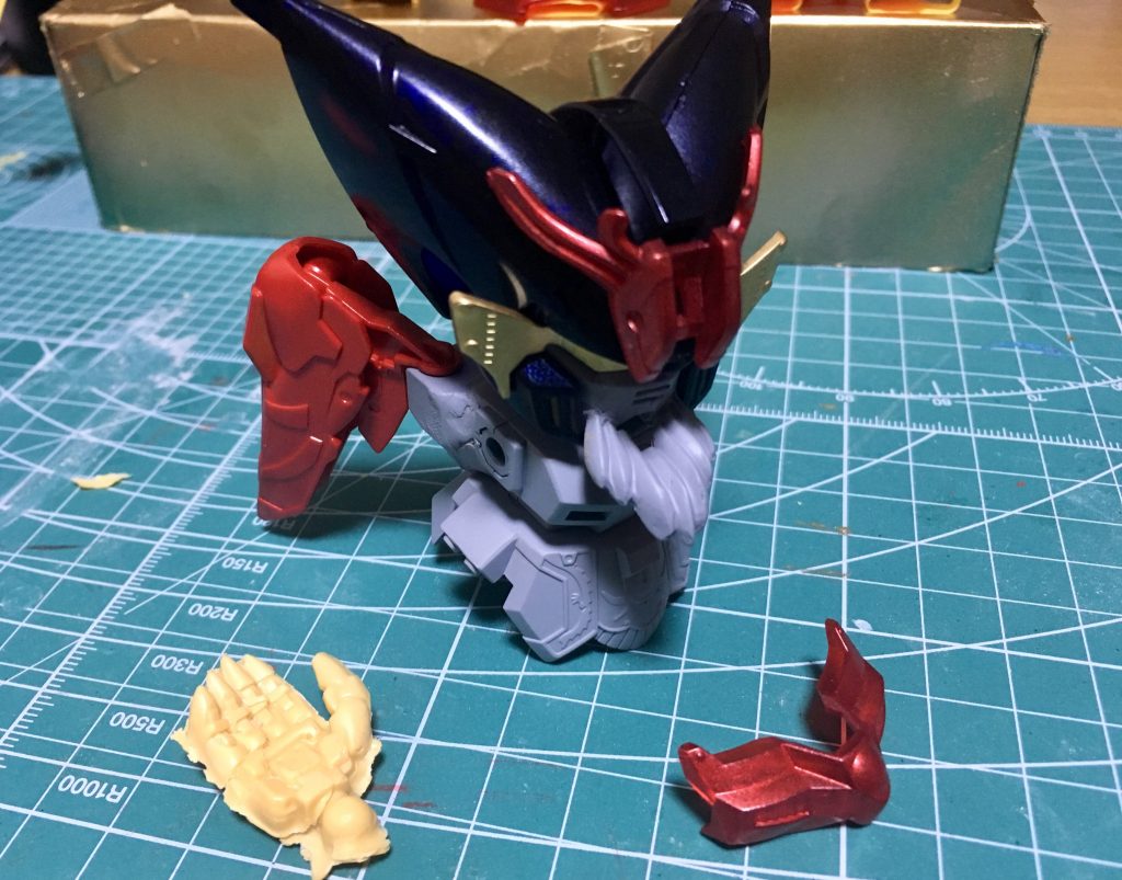 ベースキットはBB戦士・武者マスターガンダムです。
東方不敗の文字が輝かしい金メッキシールドや、風雲再起の馬頭型カブトなど素晴らしいアイテムに満ちた神キットを使用させて頂きました。
頭身が低かったので他の三国伝武将の皆様からパーツを流用しています。
 
軍師のイメージなので武器は羽扇。
兵法書も携えています。
以上、閲覧頂きありがとうございました。