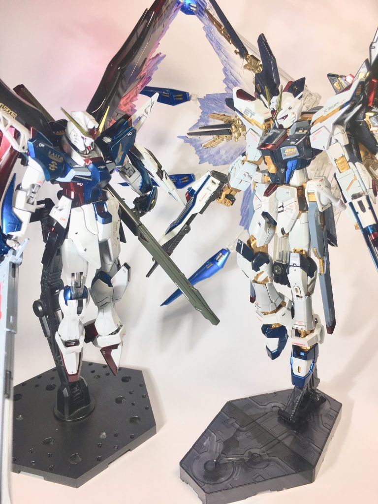 前回投稿したRGストフリと
ディテールに差はありますが2機並ぶと存在感あります✨