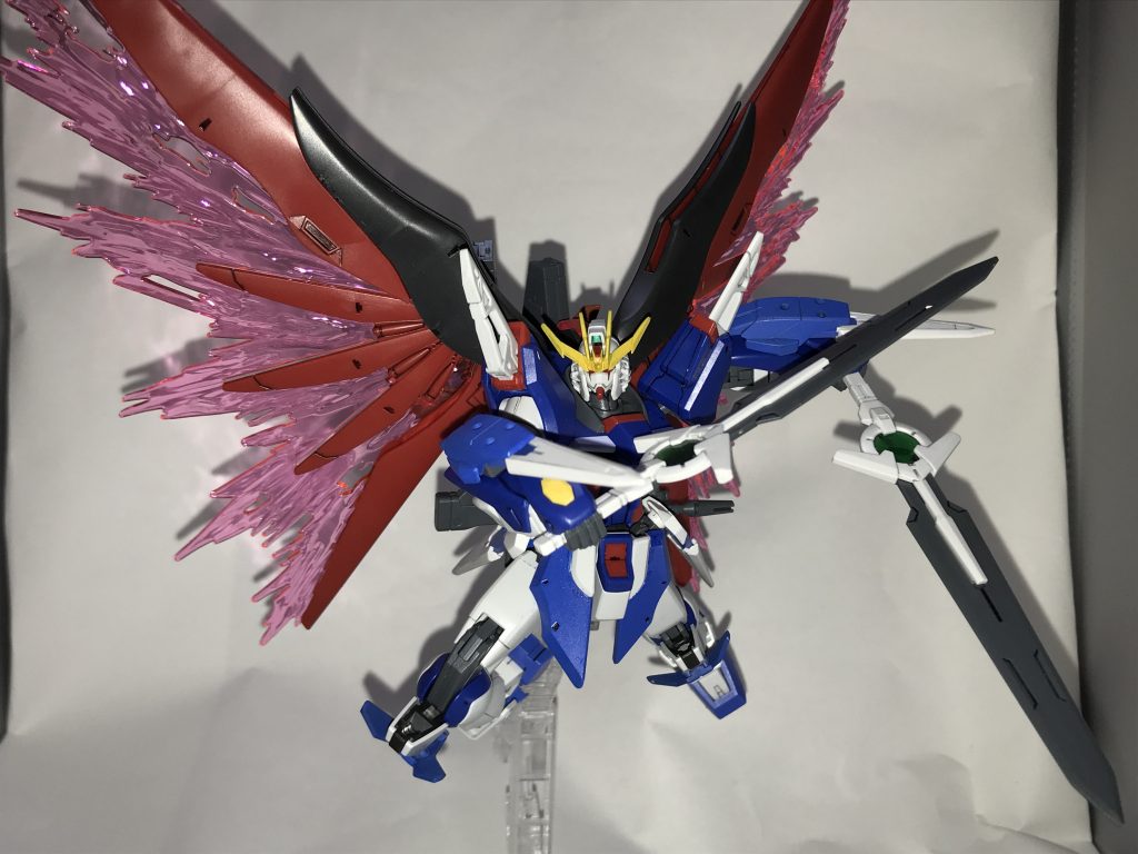 ソードを両手に構え突進しているイメージ。