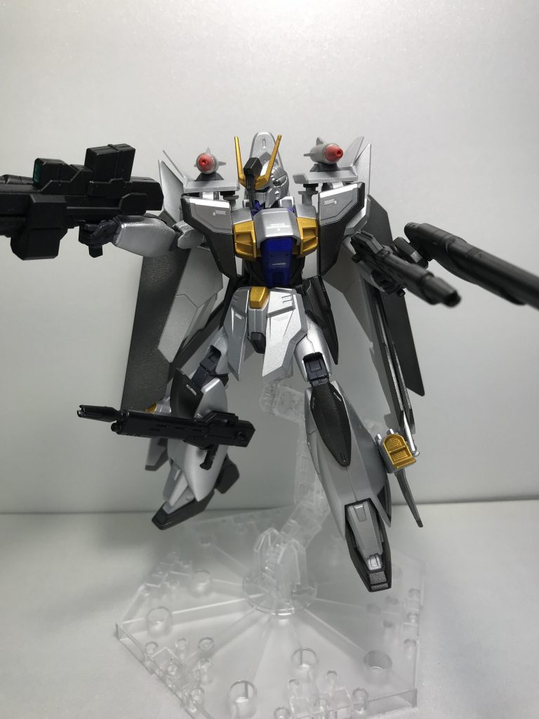 原作のエアマスターは空中戦を得意としていますが、この機体は宇宙メインでの戦闘をイメージして塗装しました。同じ可変機のデルタプラスを参考にしています。