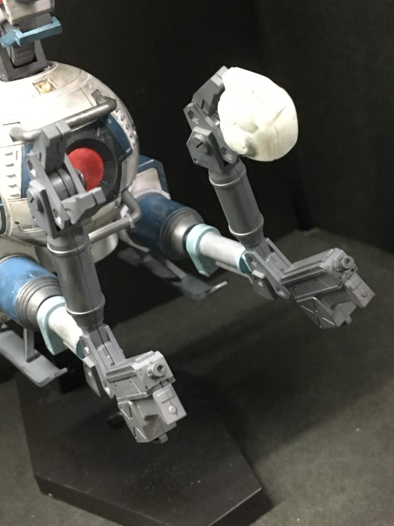 アーム部分。
アームの可動は最低限の可動です💦
マシンガンの銃口も空いてなかったのでドリルで軽く開けてそれっぽくしました笑
アーム部分はグレーのスプレー缶で塗装
一部、エアスペリオリティーブルーで筆塗り。