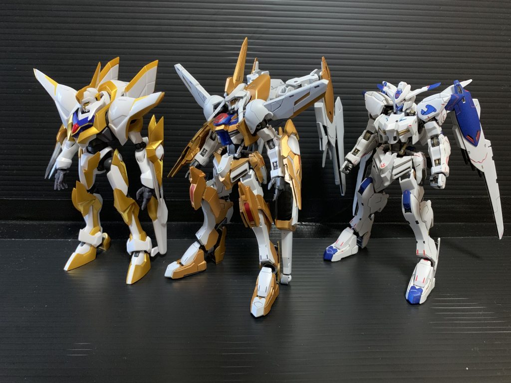 比較用に先日発売したロボ魂のランスロットSiNと発売してすぐに作った私のバエルを添えて。
簡易工作ながら、なかなか折衷案になったのでは?と自負しております。