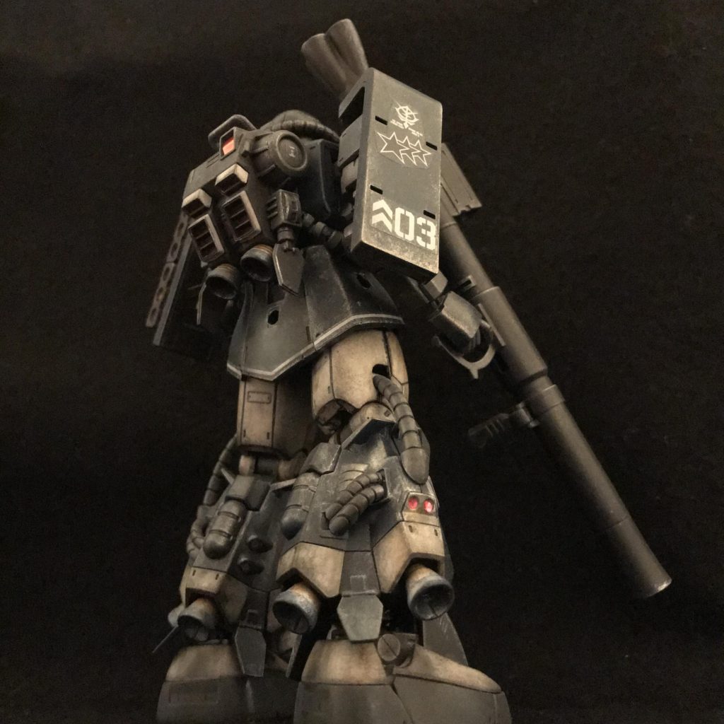 斜め後ろから煽り気味で。