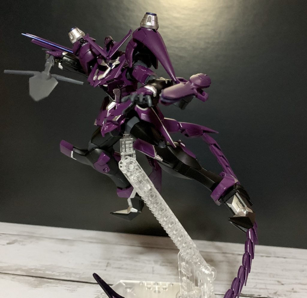 槍型の武器を使用する場合もある
この機体もコズミックドライヴを搭載しており、有毒物質を生成し尻尾の先から敵機に注入、コックピット内にまで循環させることでパイロットに直接ダメージを与えることが可能