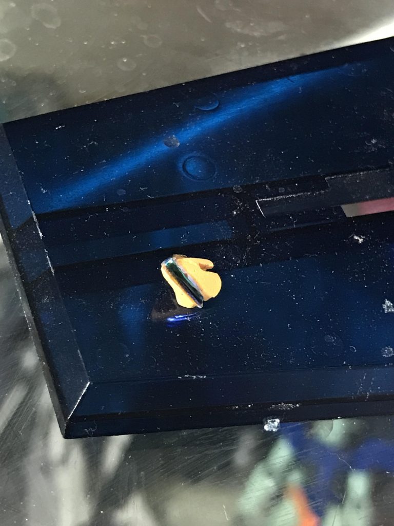 144分の1キットではカメラ部分にカバー等なかったので、パテに偏光シートを貼ってカメラ感を出しています