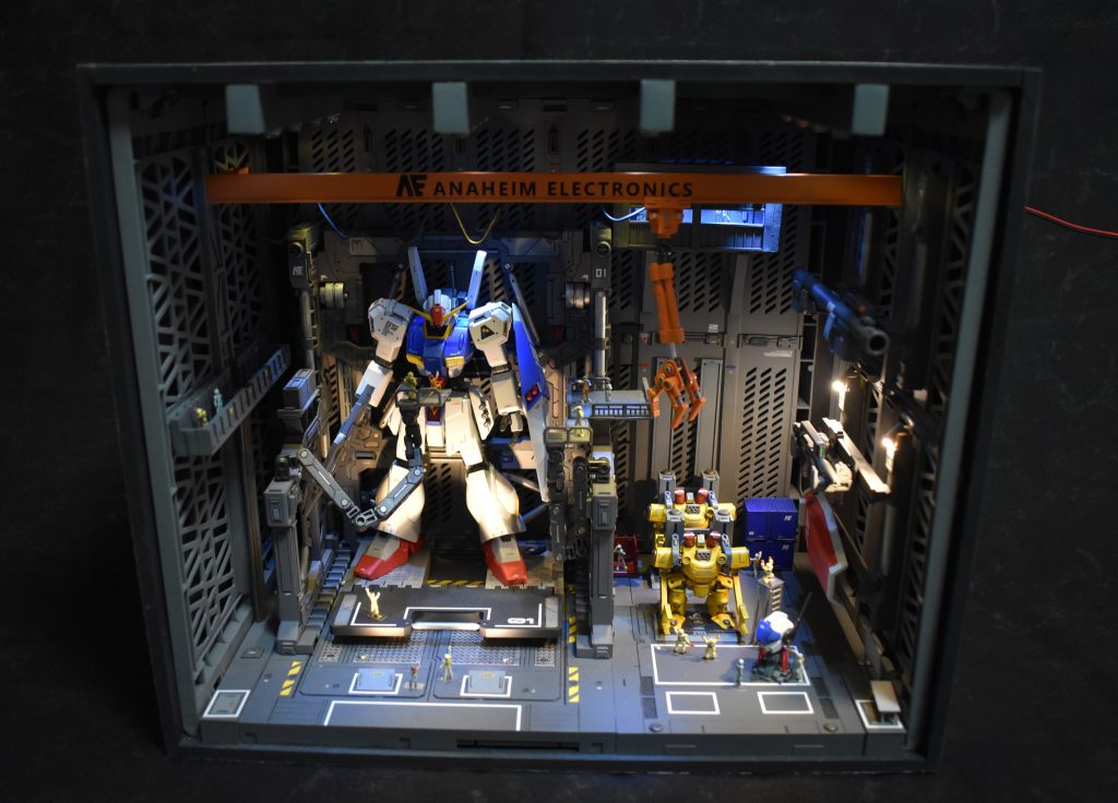 決められたガンプラだけを置くのではなく、どんなガンプラでも飾れる夢のジオラマが完成しました!
リモコンには手動スイッチだけでなく、人感センサーを内蔵しているので人の接近によりライトが自動点灯。
MP3ファイルを保存したマイクロSDを、リモコンに入れることで音楽再生が可能です。