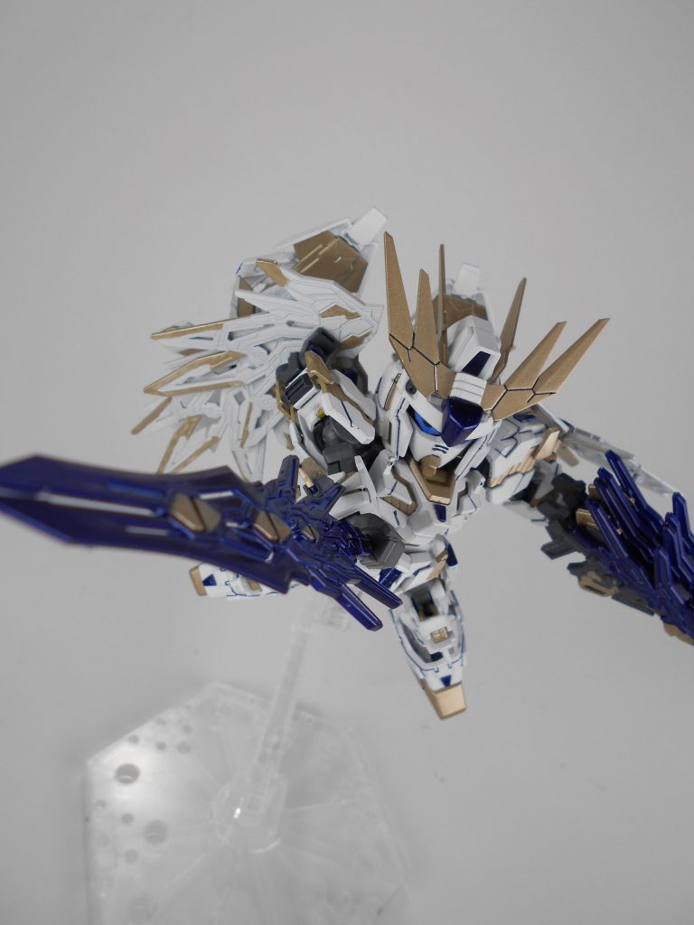 双双覇剣改・「ブレイフェーザ」。バックパックにマウントしており、接近戦時に使用します。剣にはメモリを読み込む部分も増設しまいます。
ブレイフェーザは英語で「刃」、「羽」を組み合わせた造語です。