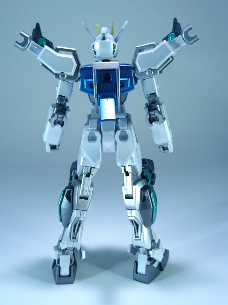 この機体はサイコフレーム実装の他にも、ストライカーパックとは異なる換装ギミック「パッケージ・システム」が搭載されていて、新開発の球型アダプターを介することで様々な装備を装着しフレキシブルに可動させることができる。機体名とタイトルが異なっているのはこのためです。もちろん物によりますが、ストライカーパックも装備可能です。