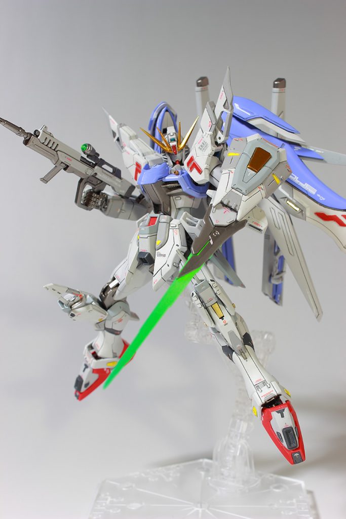 ビームザンバーをマウント中のシールドはシールドサーベル的に使えます。