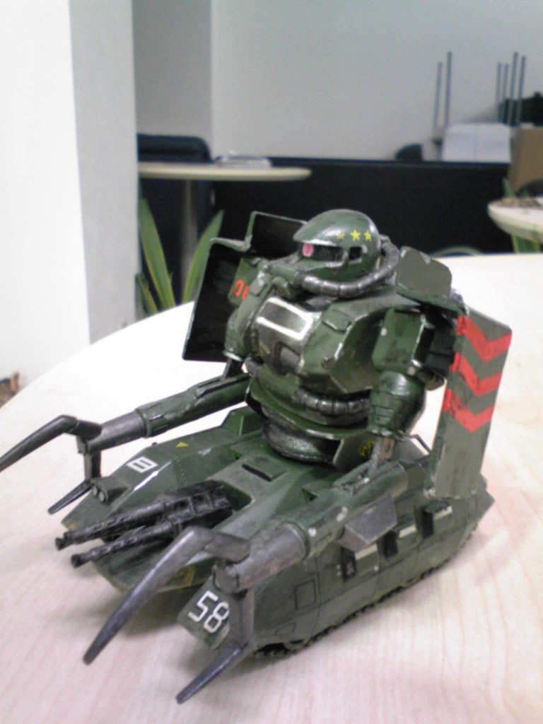 キャノン砲なしの非武装状態です。下半身は旧キットのマゼラアタック、上半身はFGのシャア専用ザクがベースになっています。両肩のシールドは、プラ板(というかプラスチックの透明な下敷き)を無理やり曲げたモノに、ポリキャップを接着して作りました。