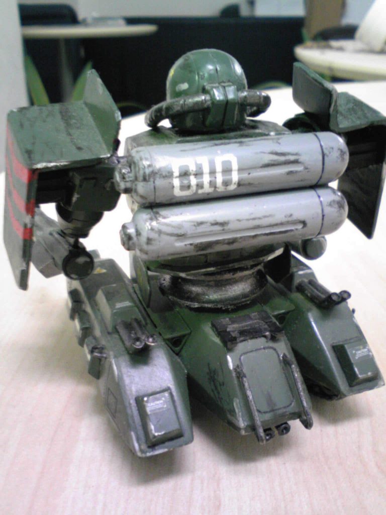 リアビューです。旧キットのザクタンクにも付属する、用途不明の背部タンクは、HGUCゲルググ・マリーネのプロペラントタンクを切り詰めて作りました。