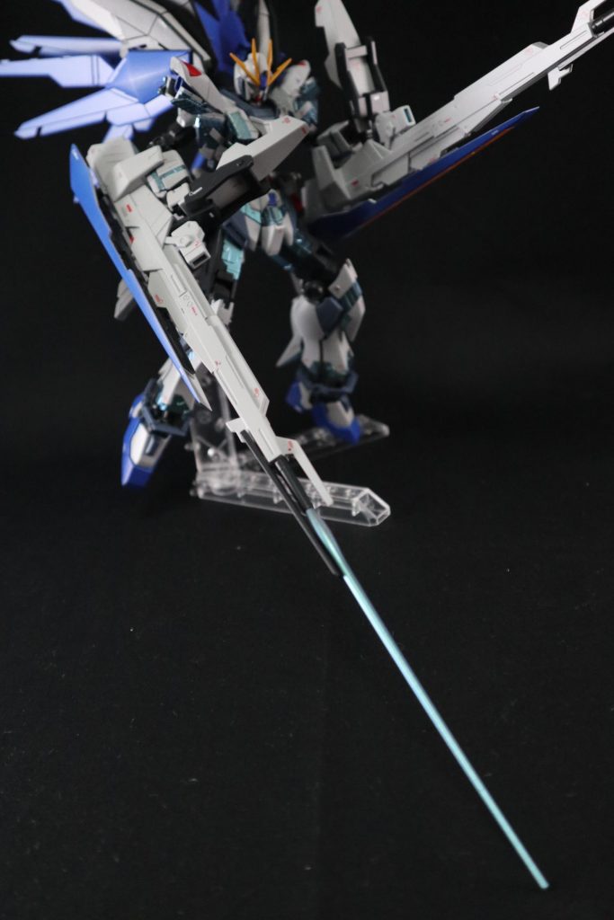 シールドロングライフル。
当然これだけで使える。
ビームサーベル運用が可能。