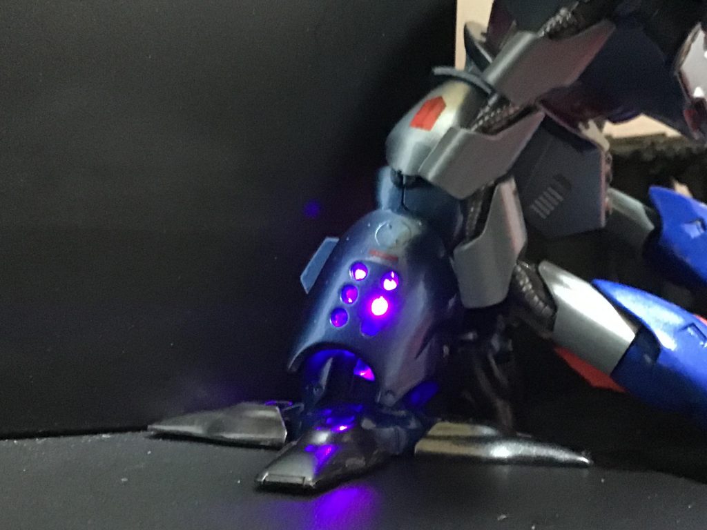 足に穴開けて電飾仕込んだのですが、いまいちでした (;´д`)トホホ