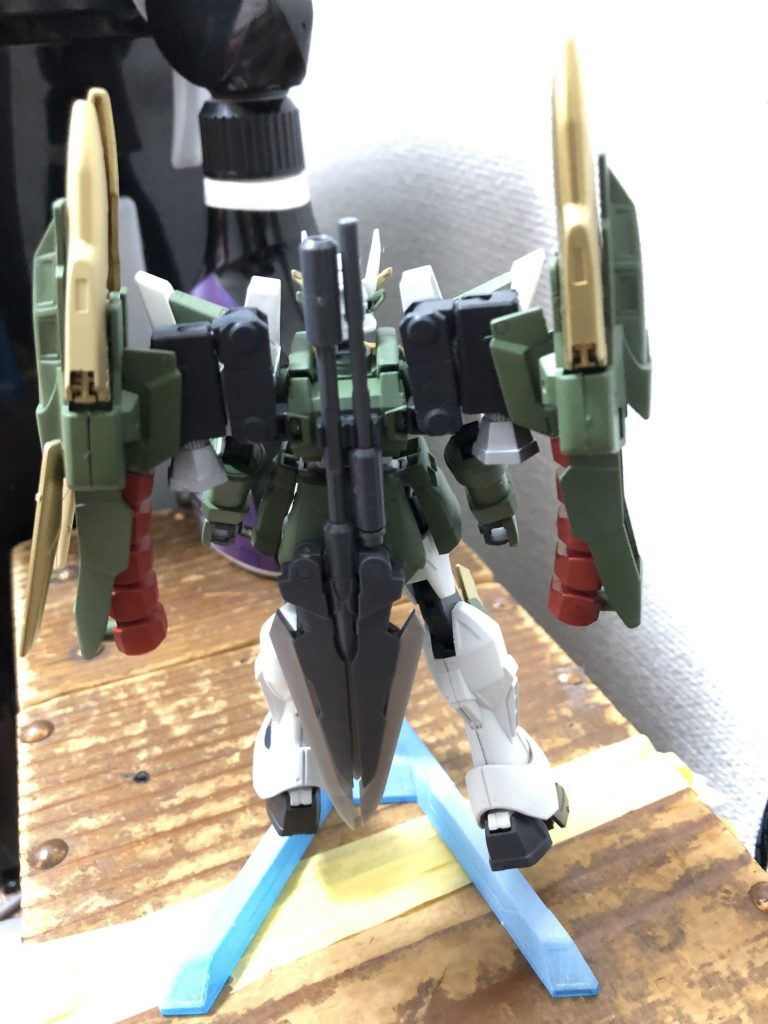 武器は背中にマウントしてます