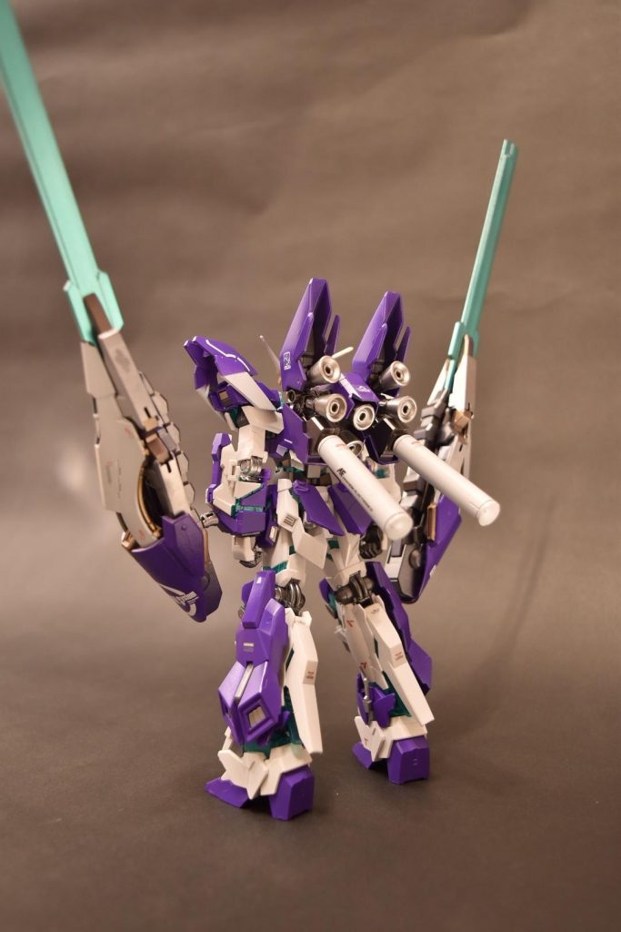 両腕に取り付けたコンポジットシールドブースターのヒートサーベルをサイコフレームと同じ塗装を行い、アームドアーマーPB(サイコブレード)的な感じで妄想しております