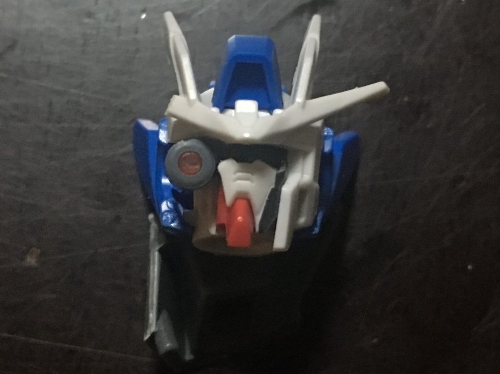 頭部は右側を取り除き、ジャンクでそれっぽくし表現ました。