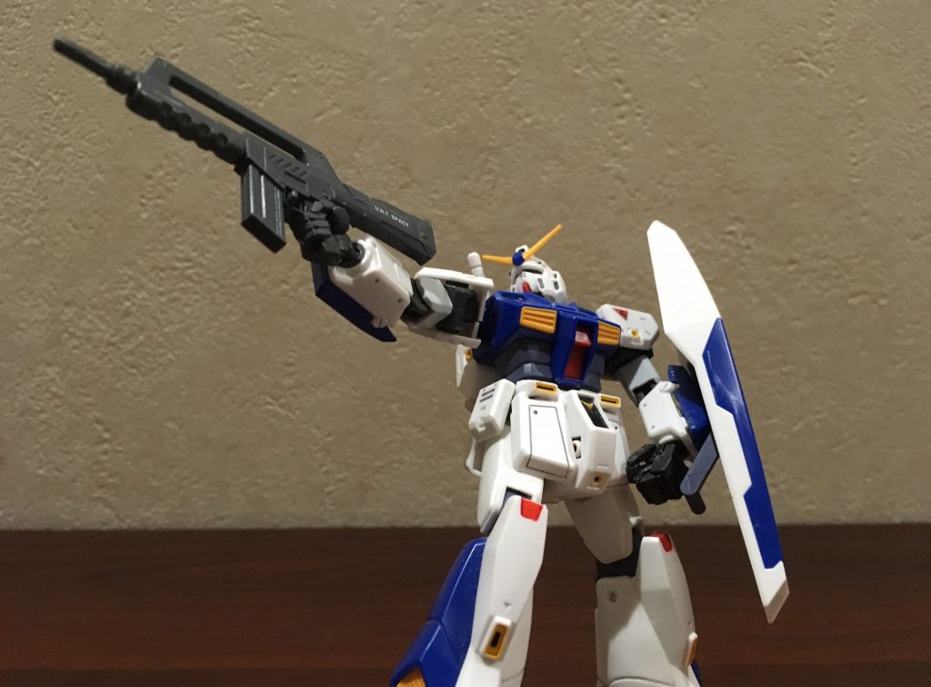 ビームライフル
最大威力54ダメージのQD用武装
しかしこれまた問題児
これを持つならより連撃威力の高いガンダムに乗った方が良い上に、この武装特有の発射硬直は機動力を売りにしているアレックスとは噛み合わないなんとも中途半端な武装です
哀しい…