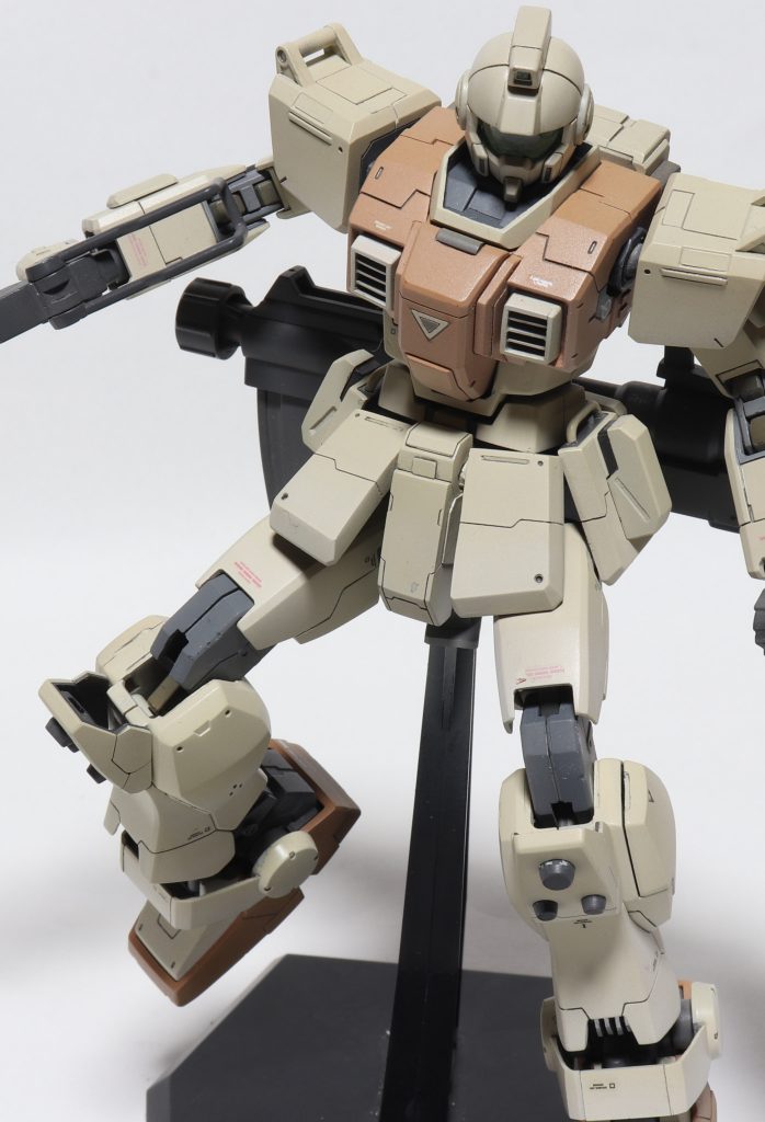 胸部ダクトはプラ板で作り直し
腰部、膝部も形状変更筋彫り追加など
かっこよくなるように願いを込めて…