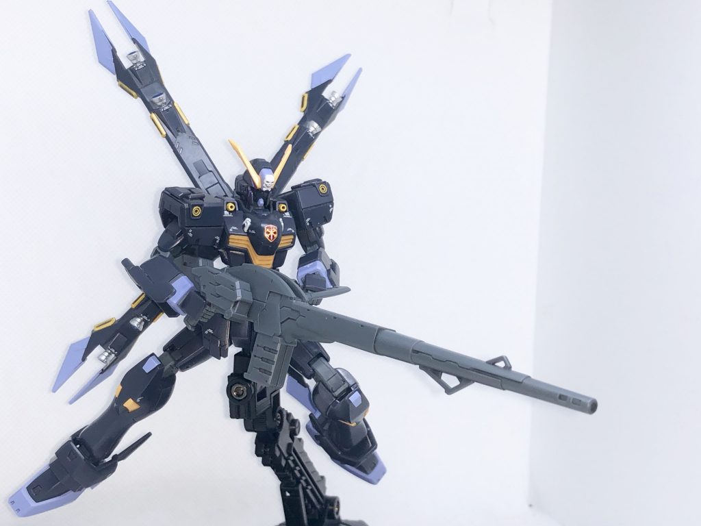 バスターランチャーを両手で構えて。