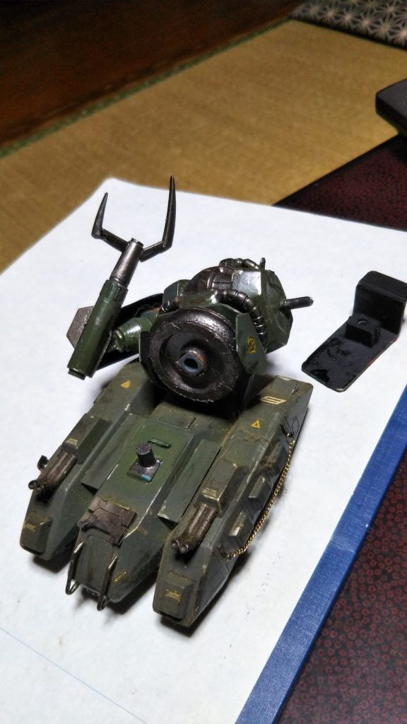 上半身と下半身(マゼラアタック)を繋ぐ部分は、このようになっています。ザクの腰あたりに付けてある丸いパーツは、実はどこかで拾った、引き戸の車輪(?)を使ってあるんです。ここだけは、今考えてもナイスアイディアだと自分でも思います(笑)。