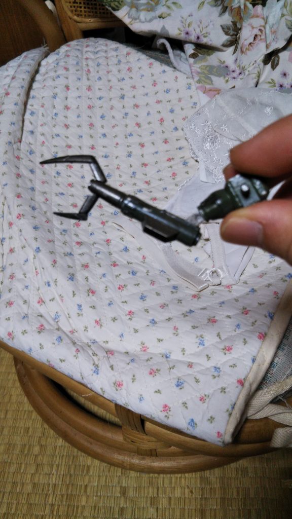 作業用アームです。上腕は旧HGのグフ・カスタム、肘から手首(?)まではMSVのガンキャノンⅡのキャノン砲、ツメは旧キットのハイゴッグから流用しました。まさしく、廃品利用のリサイクル・モビルスーツです(笑)。