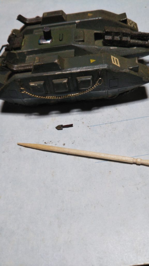 付属パーツです。戦車(タンク)といえば、スコップやツルハシといった装備品が定番ですので、極小のスコップをプラ板で自作してみました！ついでに車体横には、古いネックレスで作ったチェーンも付けてあります。
※つまようじは大きさ比較用に置きました。