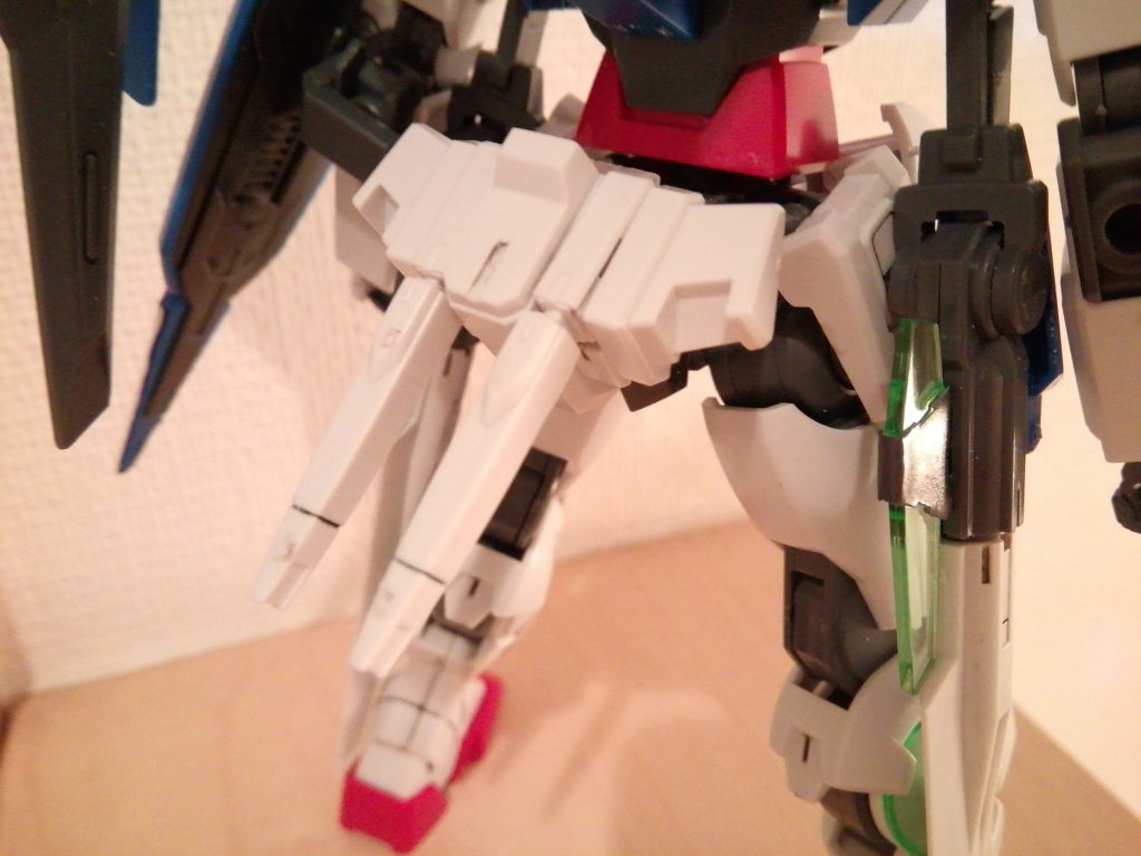 リアにはビームサーベルがマウント出来るガンダムエクシアのリアアーマーを加工して取り付けています。