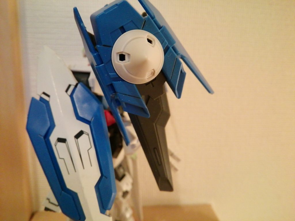 GNブラストドライヴはGNドライヴについたウイングに加え、水中や宇宙でも機動力を損なわないようスラスターを追加。