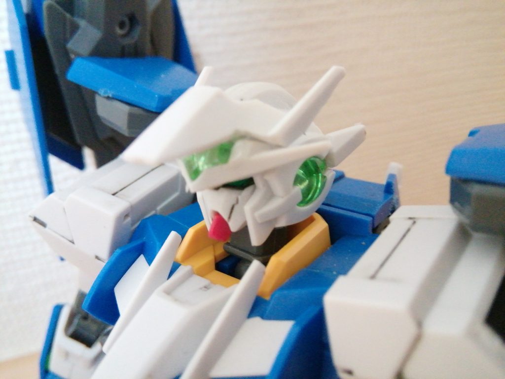 への字ダクトを無くしてエクシア風にアレンジ。また頭頂部を削って形を変えました。ダブルオーガンダムの胸元のパーツを削ってアンテナをオリジナルの物にしました。センサー機能の大幅な強化にもなっています。