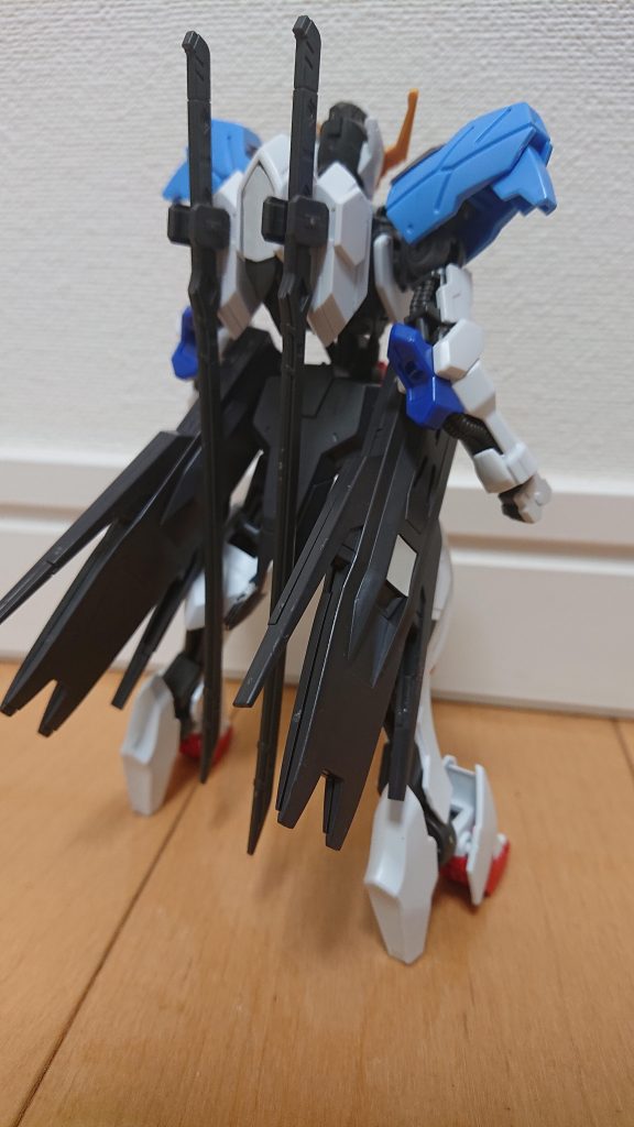 しかし、テイワズで運用するためにファクトリーにあったバルバトスの予備パーツを使い、脚部は接近戦に対応するためにサスペンションタイプとなっている。足りなかった部分はギャラルホルンからASW-G-XXガンダムヴィダールのパーツを譲り受け、完成した。なお、阿頼耶識システムのインターフェースは取り払われている。