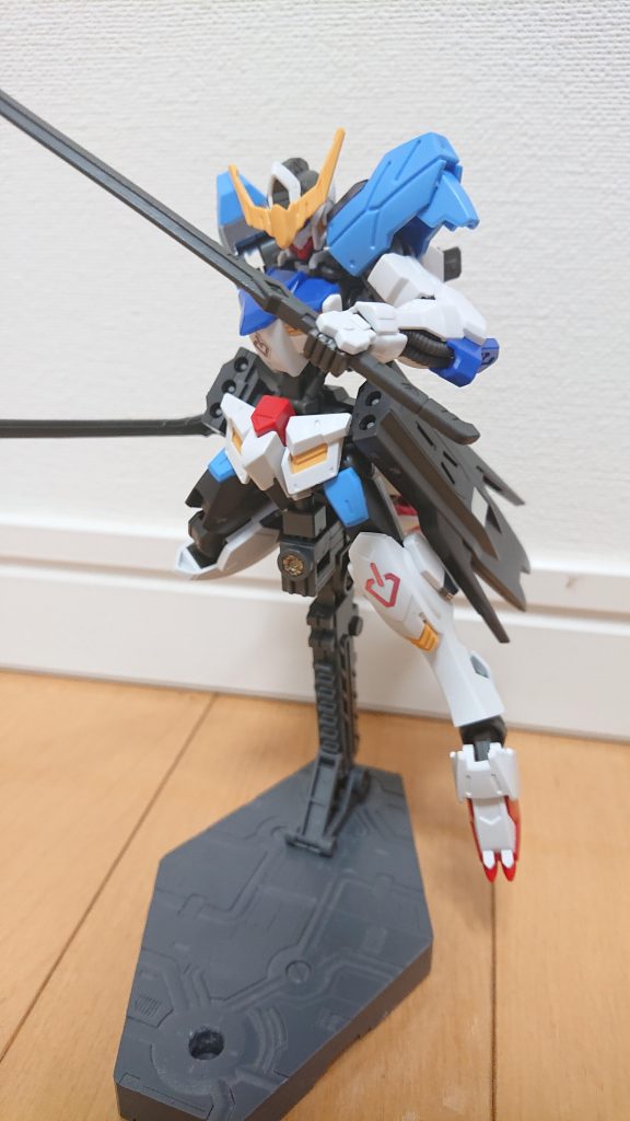 主兵装はバックパックに搭載された太刀。これもファクトリーにあったバルバトス専用のものである。