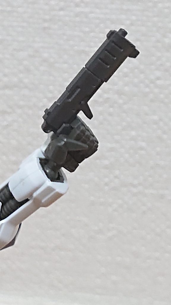 接近戦主体である本機は非常時のために、ヴィダールのハンドガンを二丁装備している。また、サイドアーマーにはバーストサーベルの代わりにダインスレイヴが内蔵されている。これはギャラルホルンが一部の機体、パイロットにのみ使用を許可したためである。
以上設定です