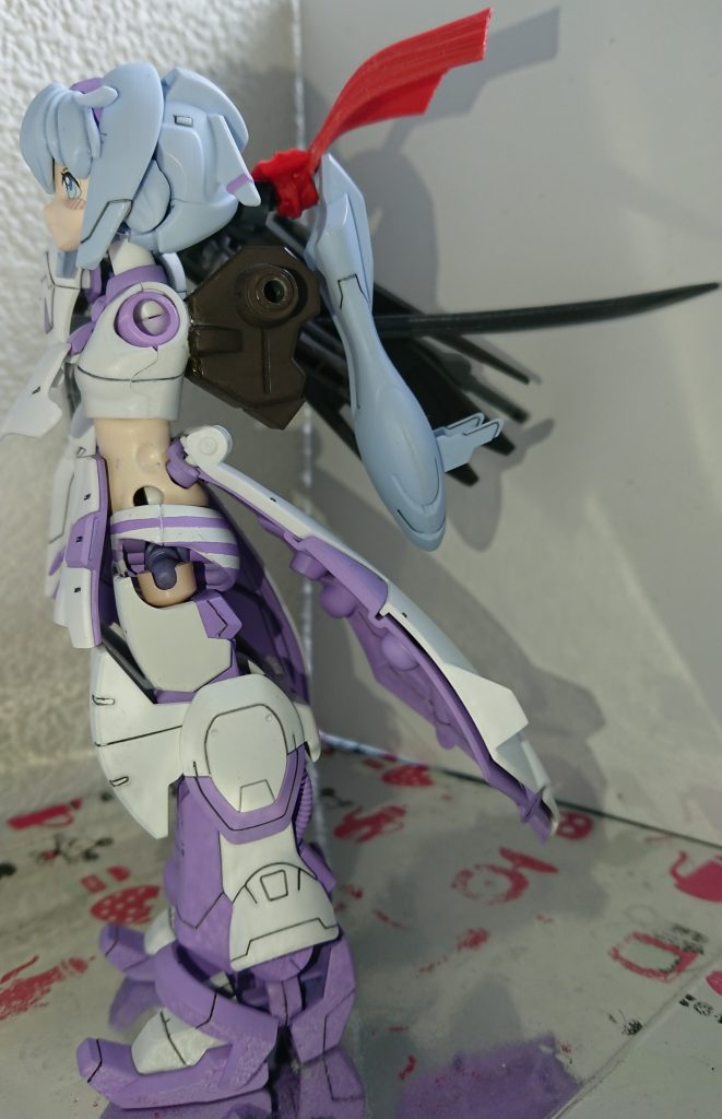 左腕と左サブアーム、左スカート部を外した状態
股間部はボール口径5mm用ジョイントを使用
背中のヴィダール擬装用エイハブリアクターは背中にピンバイスで穴を開けて接着しています
サブアーム接続部分には内口径3mmのパイプを仕込んでいます