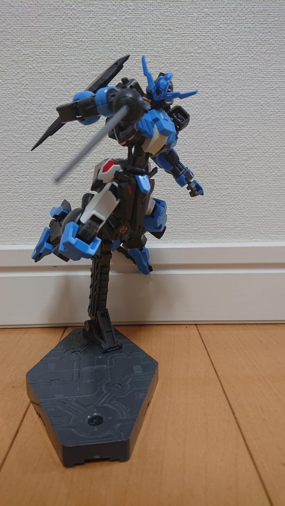 隠し武装としてバーストサーベルも内蔵している。足部ハンターエッジと相まって砲撃タイプから格闘タイプに一変する。