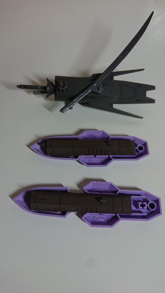 裏面
ウエポンプラットフォームはヴィダールの腰アーマーに刀マウント用にピンバイスで穴開けして3mmプラ棒を差し込みました
それとサブアーム接続部分は市販のボール接続用ポリキャップを取り付けてます