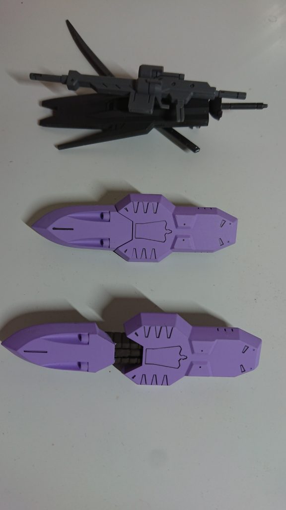 シールドとウエポンプラットフォーム
シールドはキットに2つ付いてるのもあって通常状態とダインスレイブ発射形態とで接着製作、丸ごと差し替えで使い分けるようにしてます
なお、ボードウィン家の紋章は付けていません