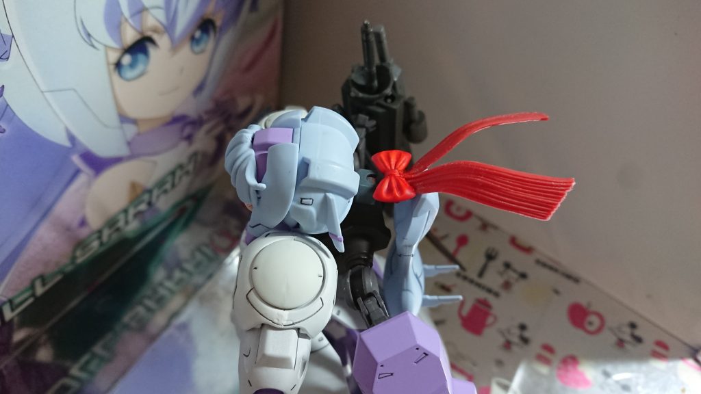 ポニテ用リボン
リアクターでキットのままだと干渉するようになったのでパーツを追加して延長処理
そのままだと芸が無いかな、とリボンにすることに…
結びの部分はフィギュア用市販パーツから、垂れ部分はナドレのケーブルパーツを使いました
軟質素材に塗装は怖かったためにそのまま赤リボンになりました