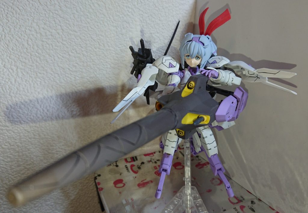 ドリルランスとシールドを接続してのダインスレイブ発射形態へ
これだけはサラ本来の性能では出力不足だった為、背部のエイハブリアクターを起動して使用
(今回のリアクターは擬装用ではない!)
当然これだけはサラ本人以外使用不可能です
シールドが左サブアーム側のみになってるので装弾数は1発だけに
文字通りの「最後の切り札」