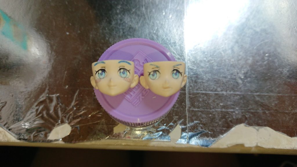 リアル状態用フェイス
左はノーマルにキャラクターフレッシュ(1)を吹き付けてシールを
頬のシールはガーベラテトラ(きらら専用機)に付いていたリナーシタ用の物を使用しました
右は眉と口元をパテで埋めて改良したドヤ顔
これは後日作り直すかも…