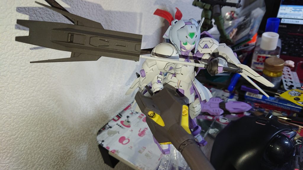 右サブアームのウエポンプラットフォーム
サブアームのおかげでスライド機構が無くても問題なくバーストサーベルの刀身交換が可能
ライフルと刀もマウント可能です