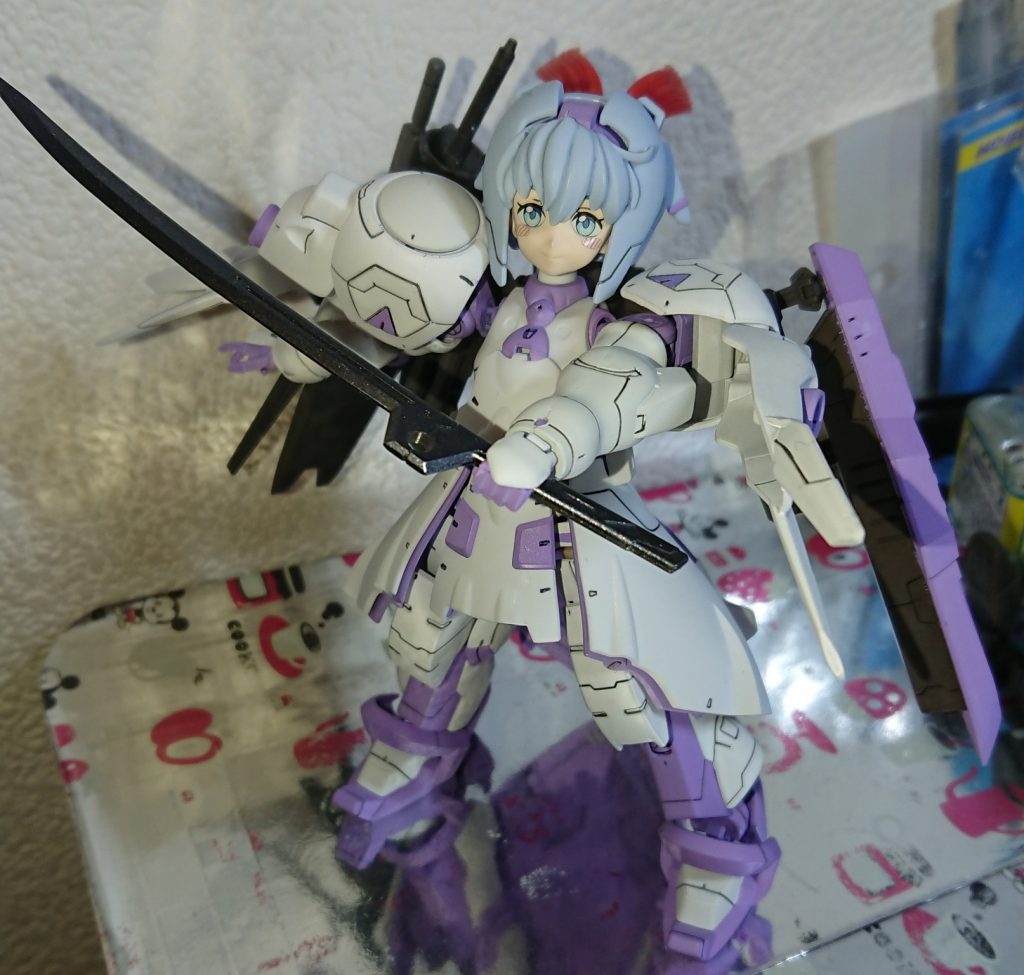 装備はキマリスシリーズ由来だけあって全て実弾&物理兵器のみ
これはもしもの時、チームメイトに貸与して使用出来るようにと言う意味合いも含まれてます
まずはキマリスヴィダール用刀(これのみガンメタルで塗装)
そして左サブアームにはキマリスヴィダール用シールド
サラは最初から人機一体を果たしてる為に阿頼耶識システムが無くても遜色なく扱える