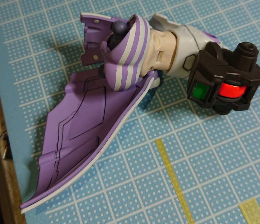 背面スカート取り付け前
腰部分は涼し気にしようとキャラクターフレッシュ(1)で塗装、更にマスキングを駆使して縞パン(アンダースコート)にしてみましたw
※あくまでも扱いは見せパンです、邪な考えはありません!
リアクター下部を緑にしてるのは、これはスラスターではなくリボンで後方カメラが妨げられる事を考慮してのサブカメラになってるからです
(スラスターはスカートがあるので…)