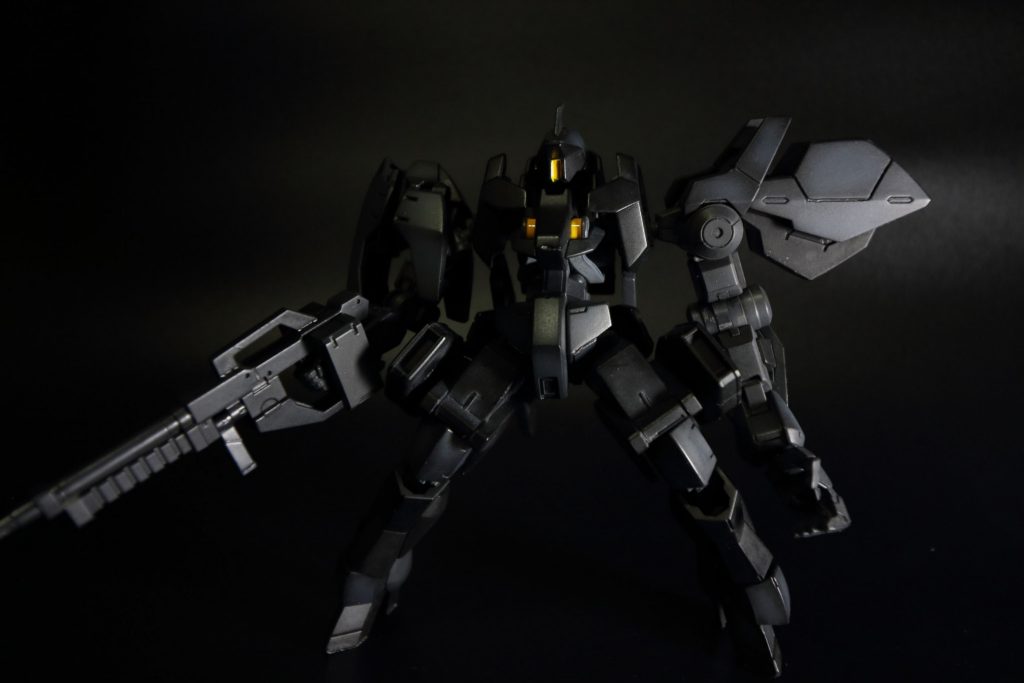 左腕がグレイズアイン
右肩とモモのスラスター、剣がグレイズリッター(カルタ機)となってます