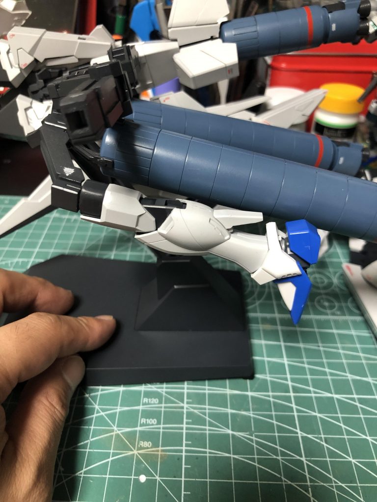 A装備脚部ブースターの改造。
中身はフリーダムの足。
接続はプロペラントタンク基部を接着、パテで整形してます。ミーティアっぽくしようと思ったことからの改造。見た目があまり変わらないので改造感薄いです。