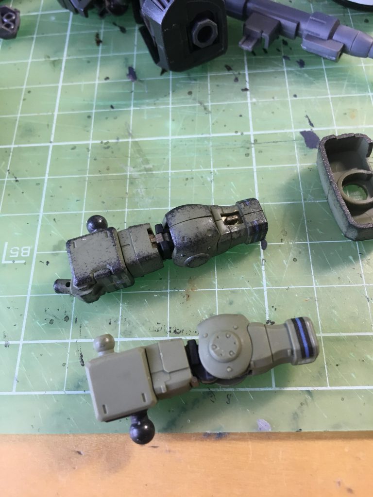 エッジ狙ってスポンジで焼鉄色をポンポン