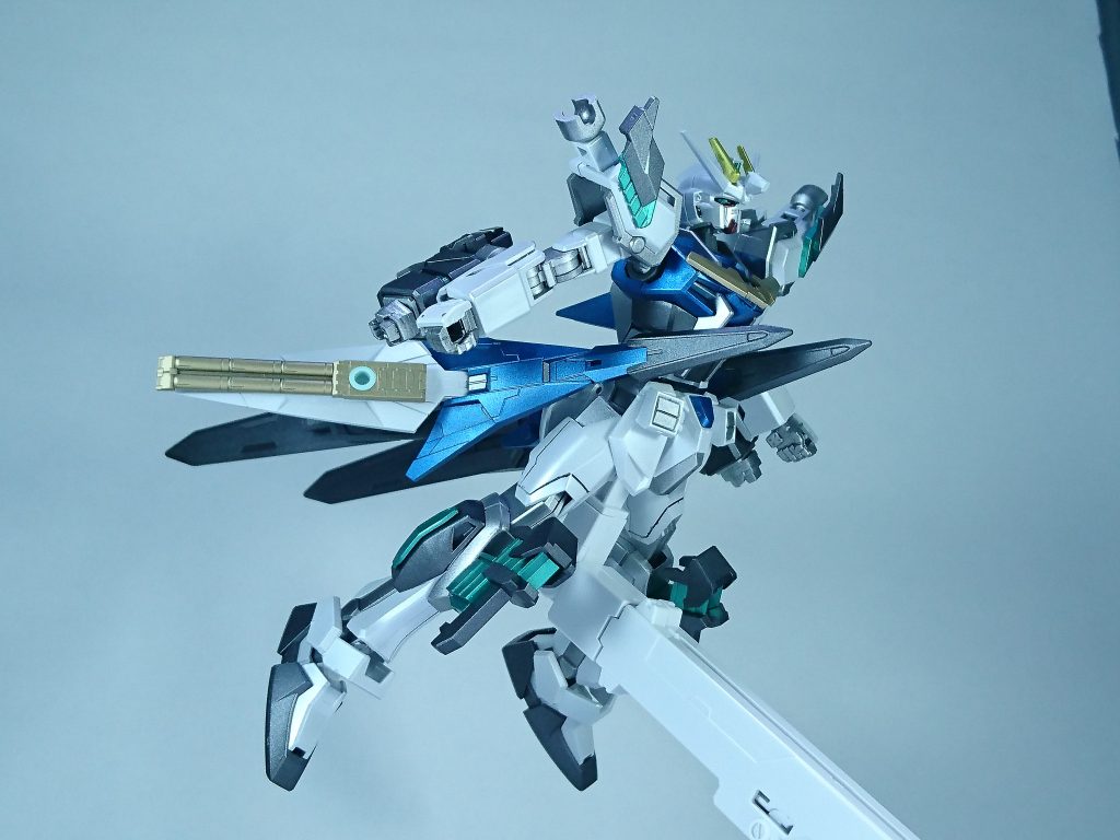 ～サイコフレーム発動形態～「アクセラレイター」アクセル・パッケージ内のサイコフレームを露出させることで、サイコ・フィールドを利用した高速機動が可能になる形態。