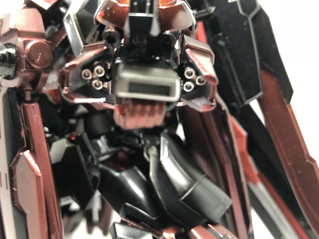 左腕のガントレットには内臓式ダブルビームガトリング等格納し展開可能。他にGNヴェスバーⅢ、シールドモードを搭載。