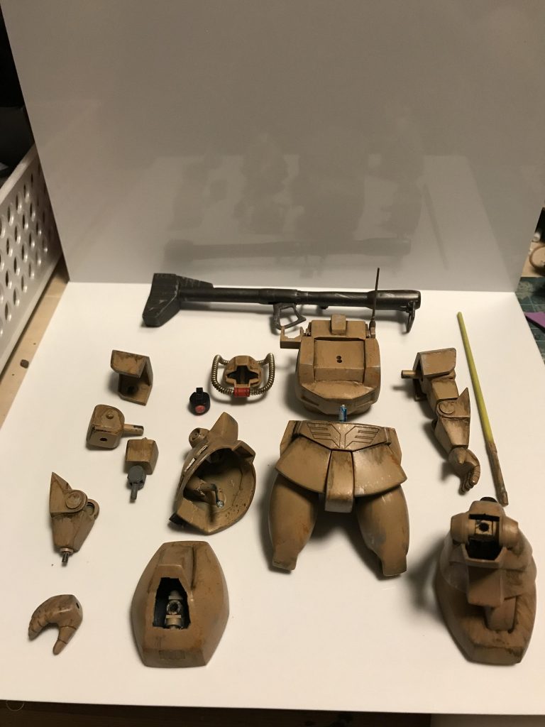 頭部をくり抜いてモノアイを自作、可動できるようにしてます。
塗装しやすいようにすべて後ハメ加工してます。