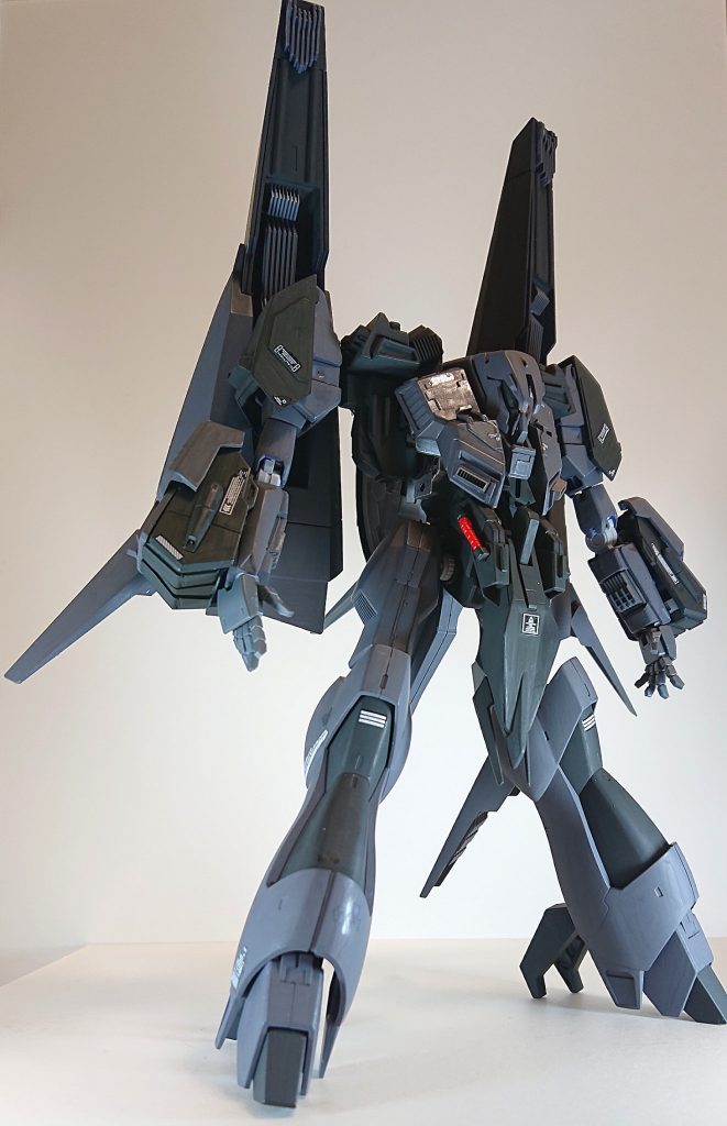 胴体延長と肩を差し替えパーツで大型化
ビルダーパーツで少しだけ盛ってあります